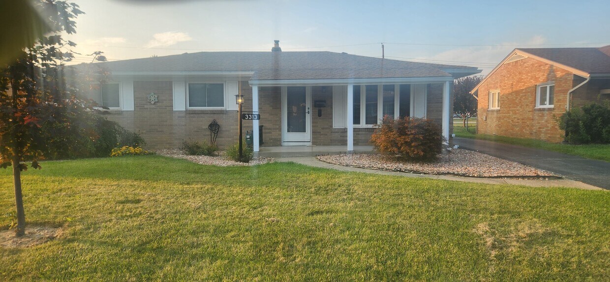 Foto principal - 3313 N Eastmoreland Dr