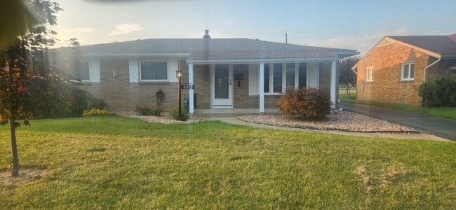 Building Photo - 3313 N Eastmoreland Dr