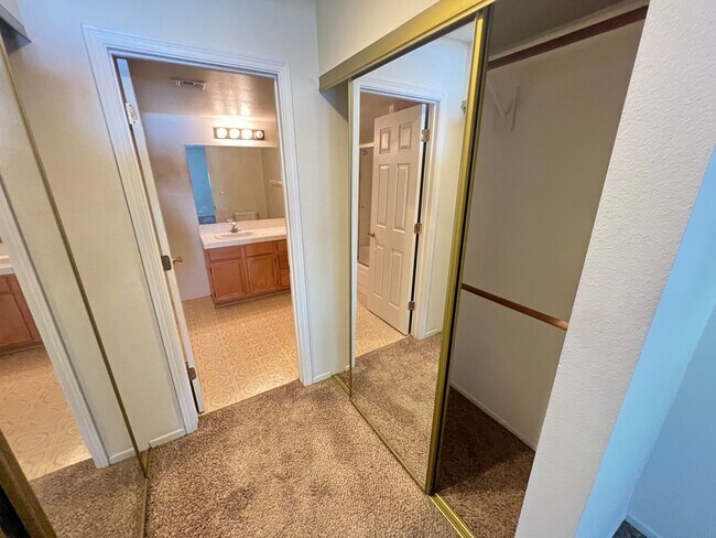Foto del edificio - Spacious 2 bedroom 2nd floor unit