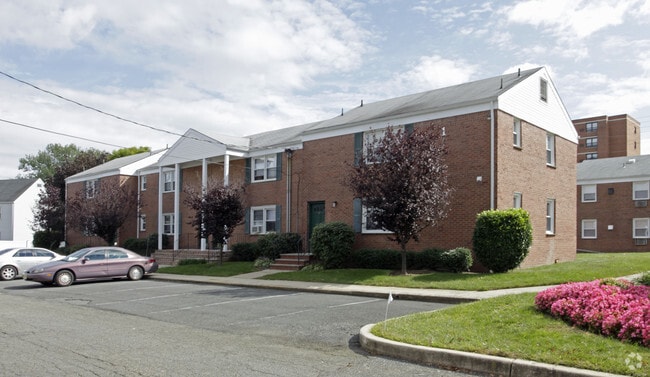2 Bedroom Apartments under 2,000 in Holmdel NJ