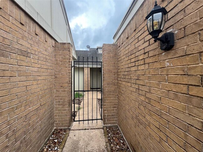 Building Photo - 1820 Veranda Dr