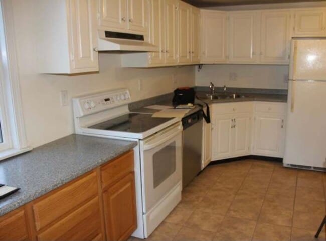 Kitchen - 3 Brookview Dr
