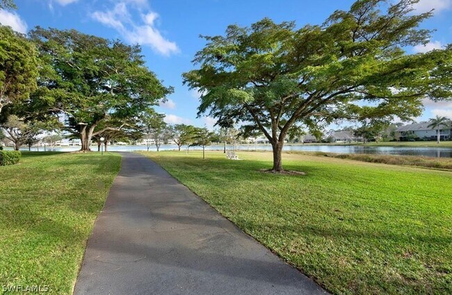 Foto del edificio - 1810 Kings Lake Blvd