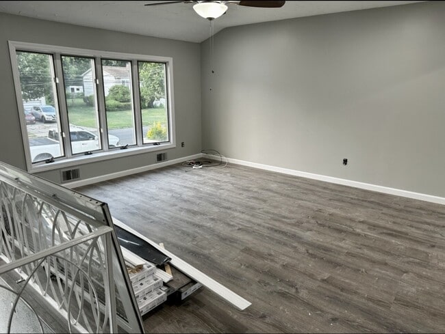 Foto del edificio - 34 Blue Jay Dr, Brentwood
