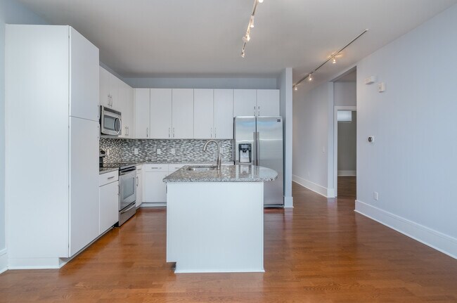 Cocina y comedor, con vista a la entrada del segundo dormitorio a la derecha. - 1600 Fulton Ave