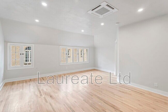 Building Photo - 1058 Pearl St