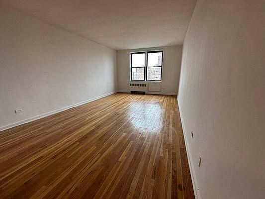 Foto del edificio - 3 bedroom in BRONX NY 10455