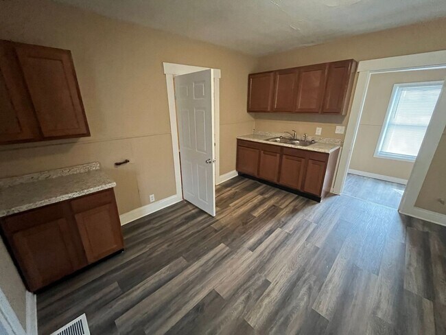 Foto del edificio - 1425 Parrish Ave