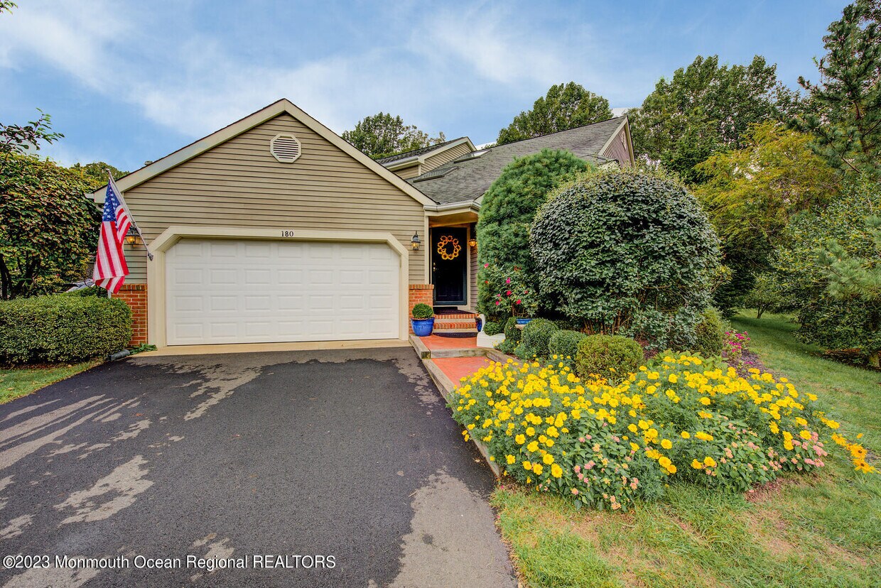 Foto principal - 180 Woods End Dr