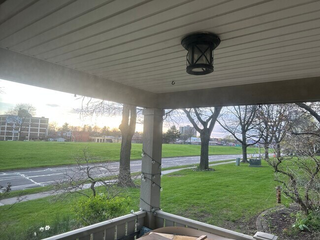 Foto del edificio - 694 Broadway