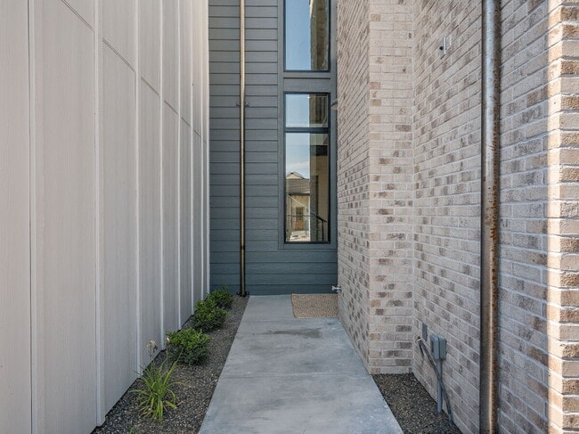 Building Photo - 2510 W Iron Coop St