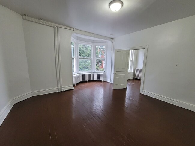 Building Photo - 1 Bedroom 1 Bath, Laundry Available-York City SD