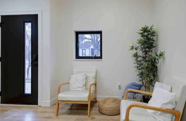 Foto del edificio - 925 E Otjen St
