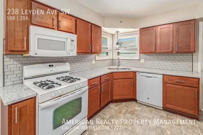 Foto del edificio - 238 Leyden Ave SW