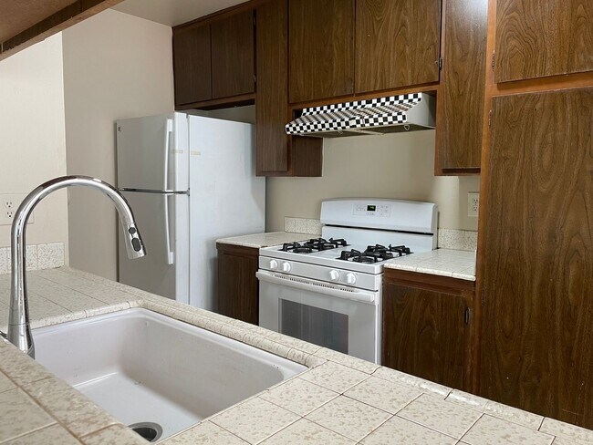 Foto del edificio - Two Story Fourplex Unit - On site Laundry,...