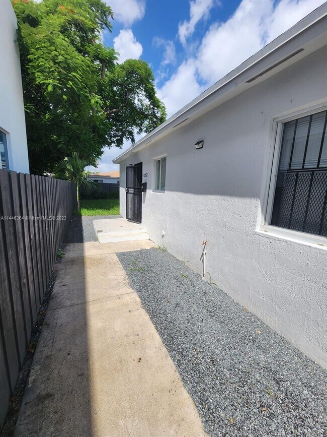 Foto del edificio - 5752 NW 5th Ct