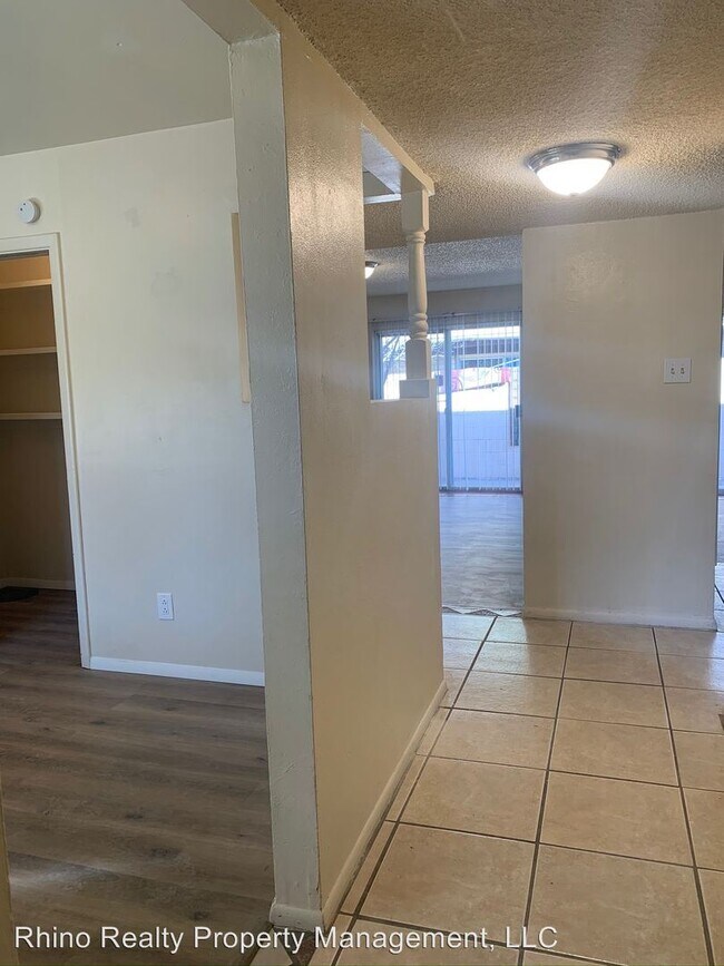 Building Photo - 533 Palomas Dr SE