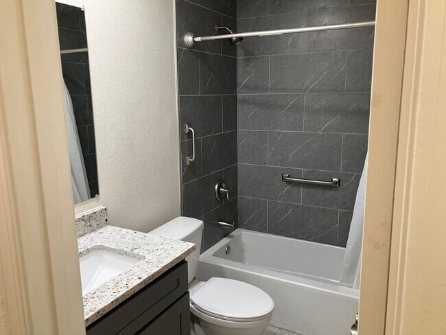 Foto del edificio - Gorgeous apartment with granite counter tops!