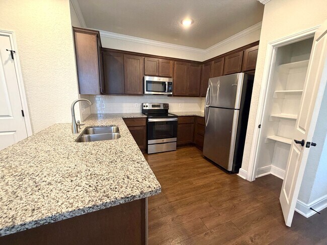 Building Photo - 3 bed 2.5 bath Duplex in a gated community