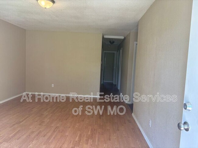 Foto del edificio - 1125 S Lone Pine Ave