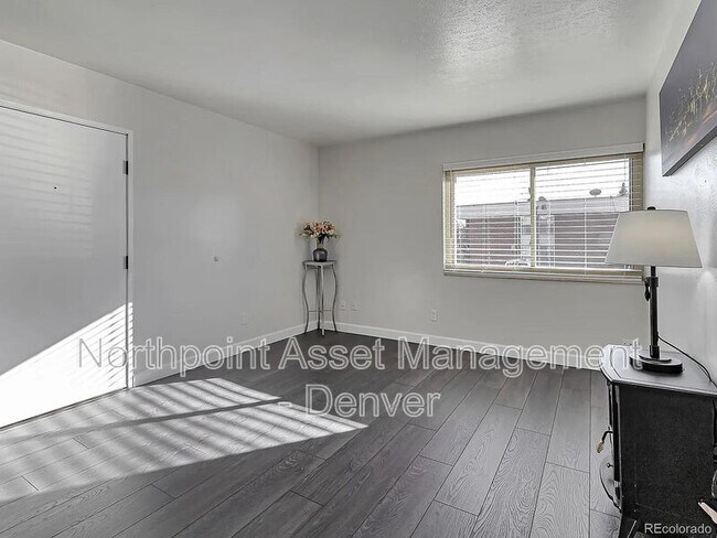 Foto del edificio - 3613 S Sheridan Blvd
