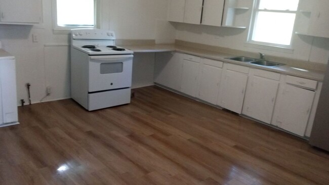 Building Photo - 1 Bedroom 1 Bath  Apartment Available to R...