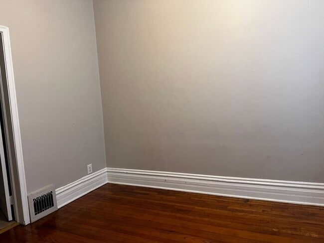 Building Photo - 2 Bedroom with All Utilities included Clos...
