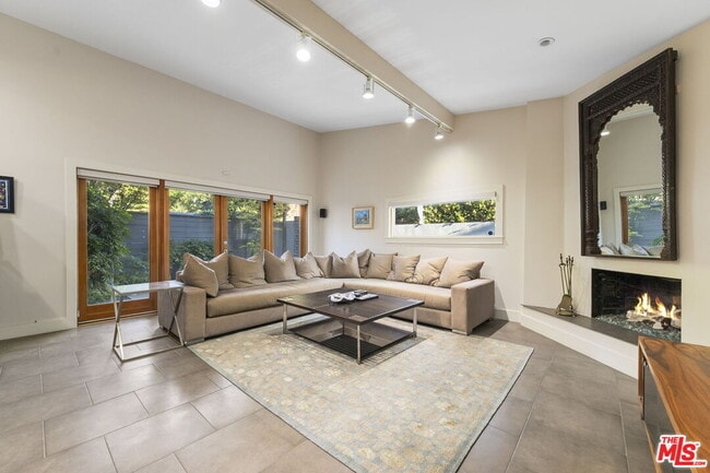 Building Photo - 2601 Nichols Canyon Rd