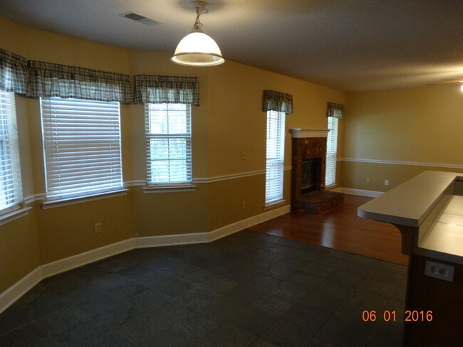Building Photo - 30 Fernwood Ct