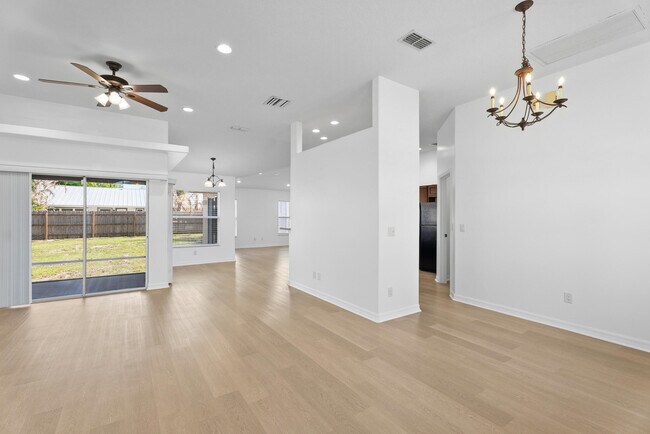 Building Photo - 1391 SW Bellevue Ave
