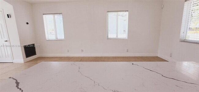 Foto del edificio - 801 NW 18th St