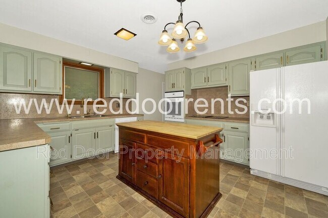 Foto del edificio - 6046 Dorsett Pl