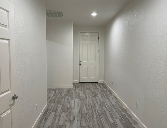entry - 10301 Nations Cir