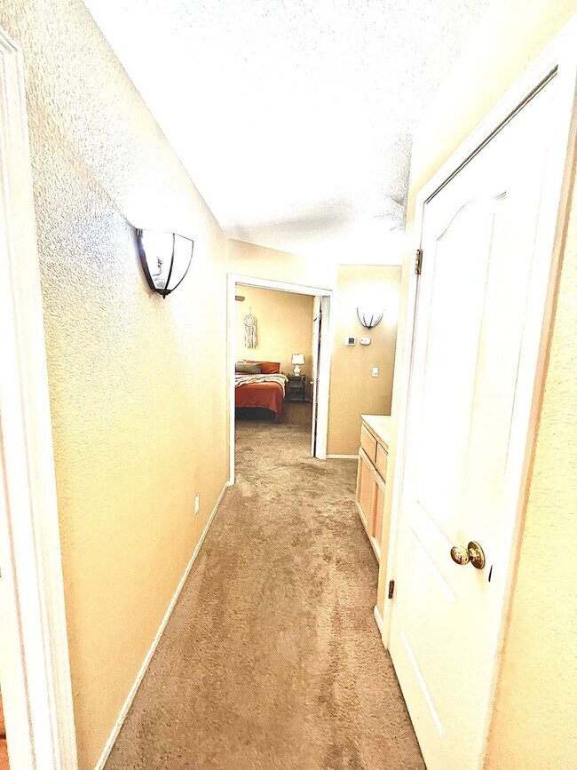 Foto del edificio - Beautiful 3 bed 2 bath home with 3 car gar...