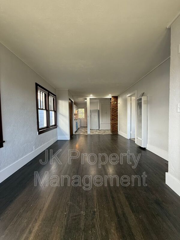 Building Photo - 1018 8th Ave S