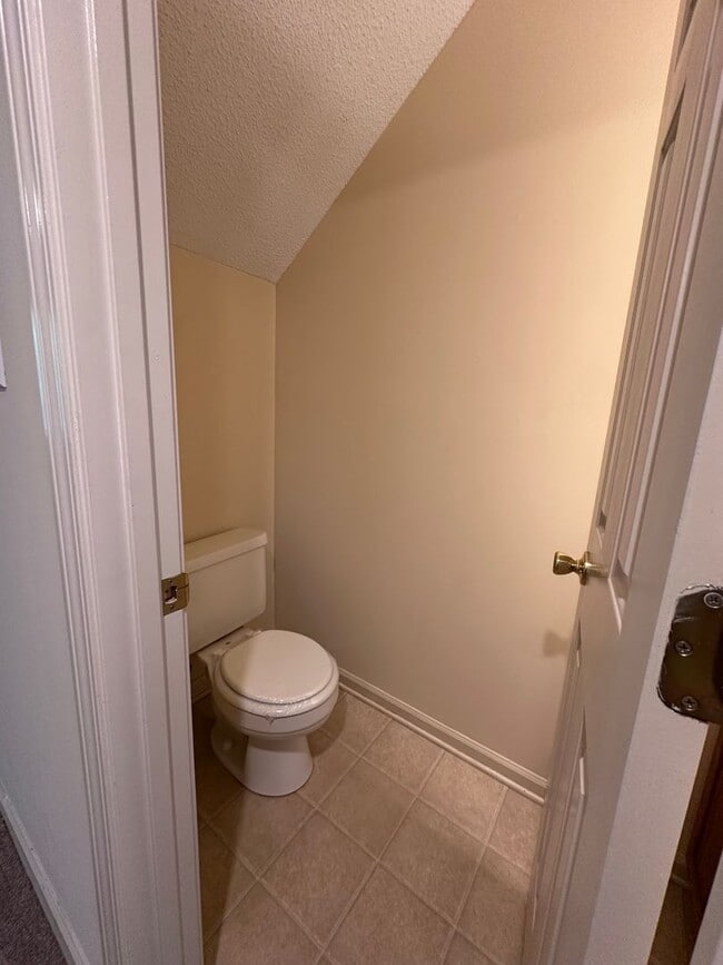 Building Photo - Charming 2 Bed, 1.5 Bath Townhome – Prime ...