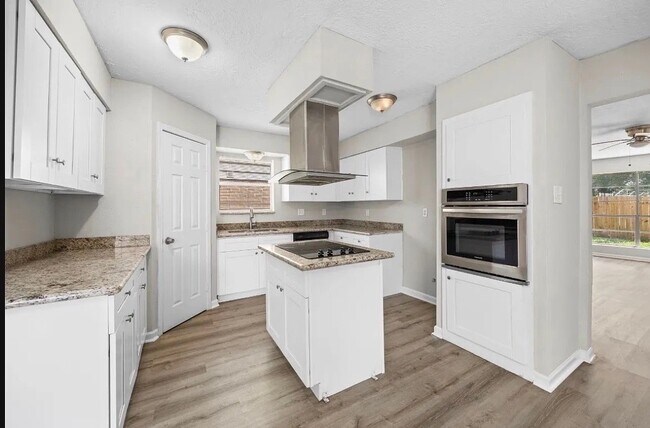 Foto del edificio - 16523 Loch Maree Ln