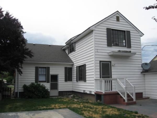 Building Photo - Charming 3 Level Home!