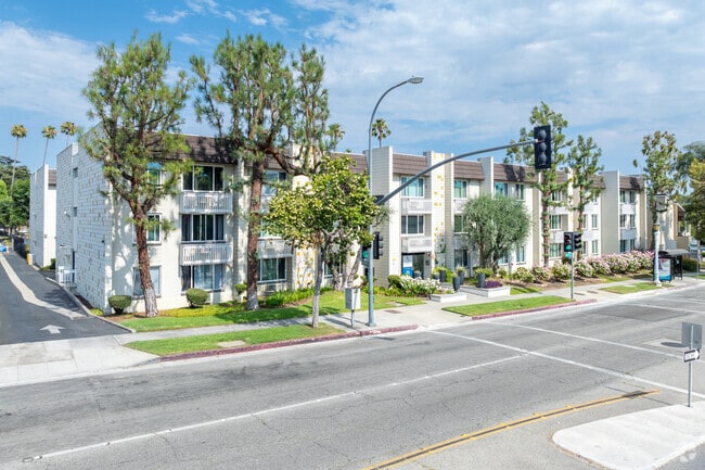 Building Photo - La Villa Lake - 55 + and Better