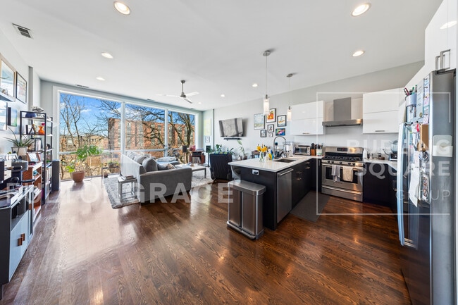 Building Photo - 2528 N Linden Pl