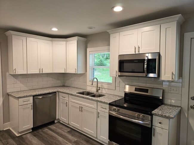 Building Photo - Beautifully Updated Brick Ranch Home with ...