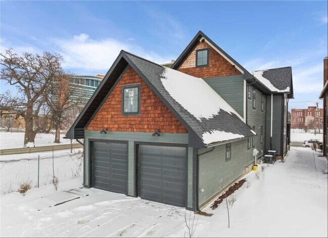 Building Photo - Welcome to this charming 3 bedroom, 3 bath...