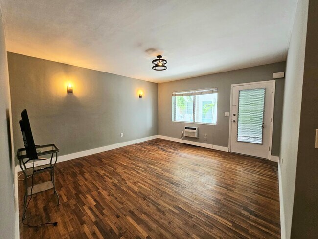 Foto del edificio - 7945 Carlyle Avenue