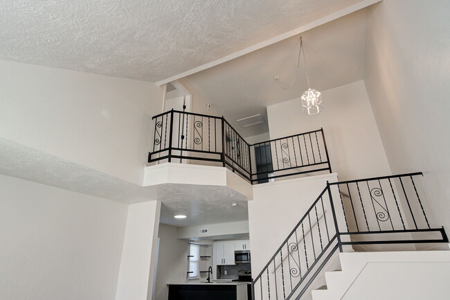 Building Photo - 727 Vicksburg Ave