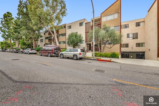Building Photo - 5900 Canterbury Dr
