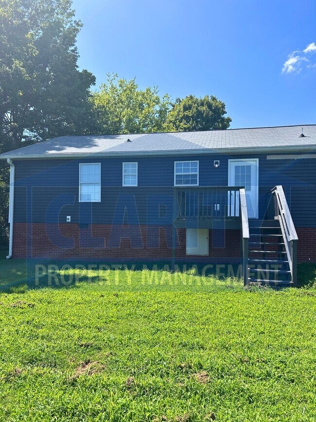 Foto del edificio - **1006 Whisperwood Trail NE
