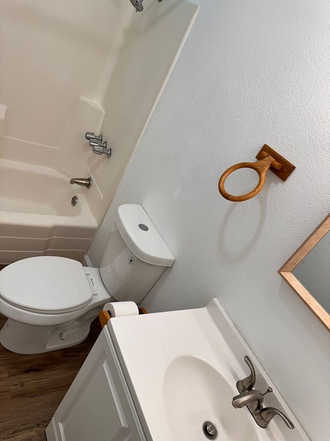 Building Photo - Spacious 2-bedroom Home