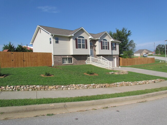 Building Photo - RENTAL AVALIABLE MONTH TO MONTH ONLY