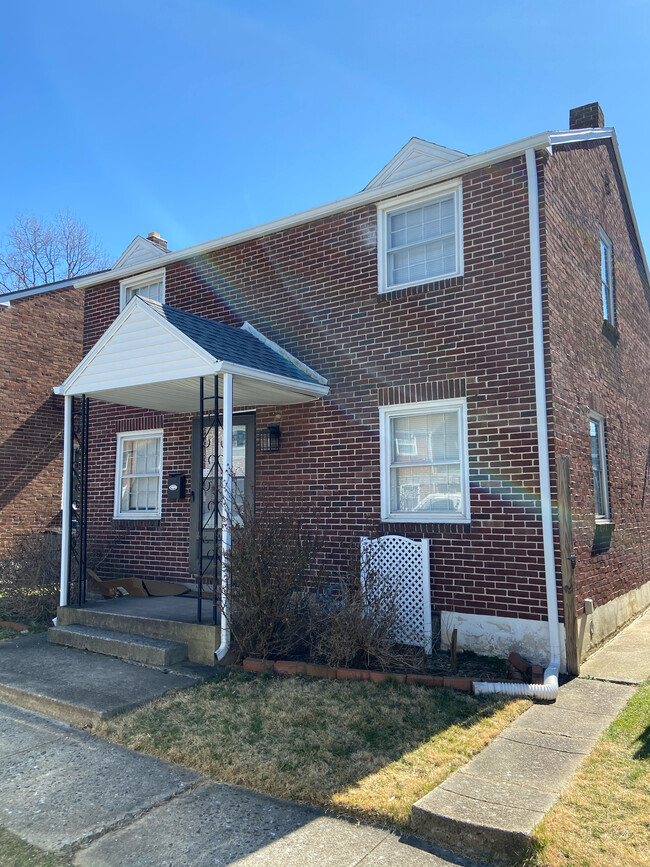 Building Photo - 1142 E Poplar St