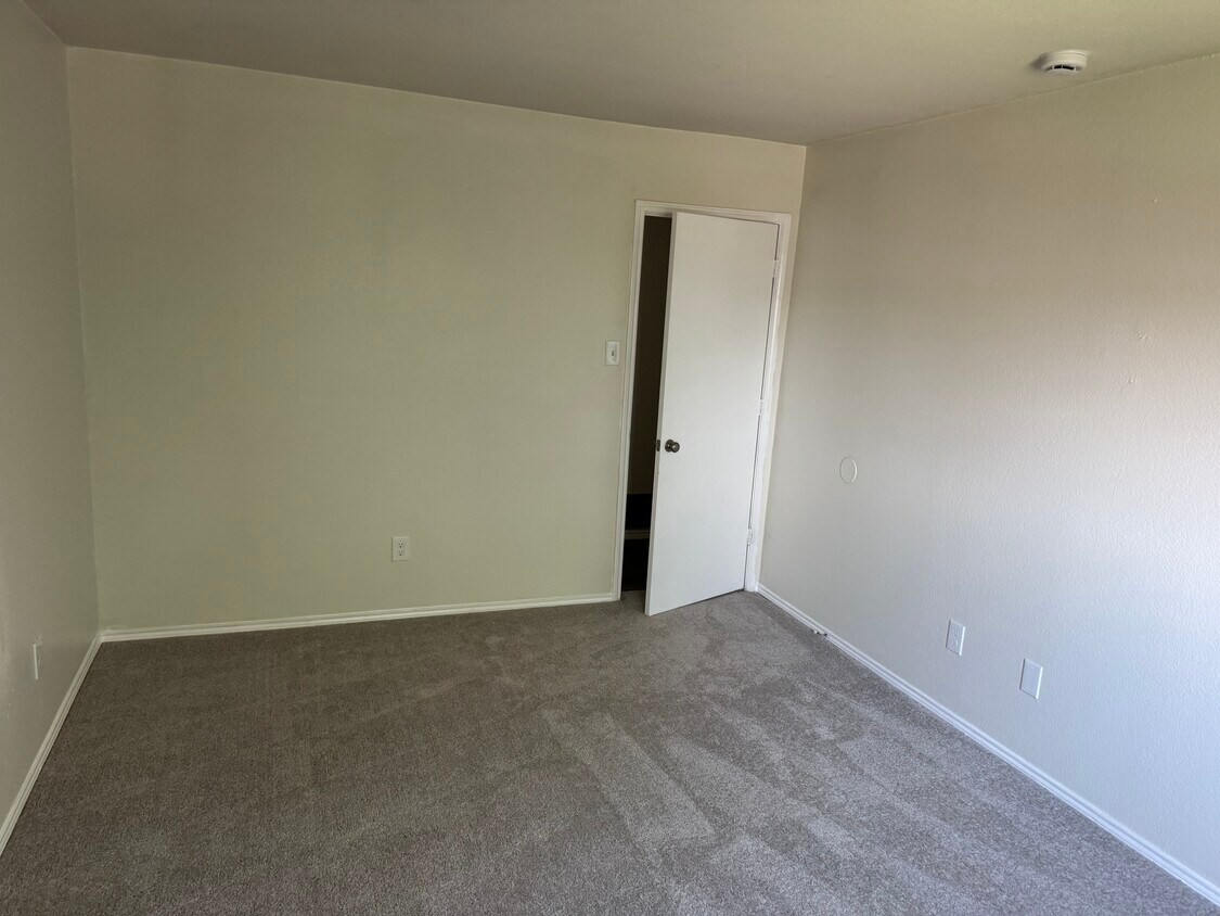 Foto principal - 2914 Thistlewood Dr